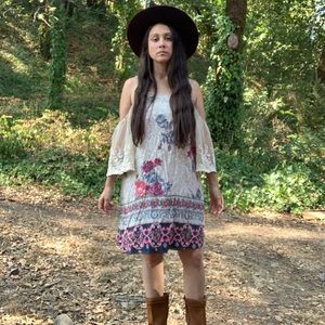 Open shoulder, floral print dress w/ lace sleeves